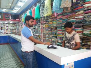 A customer making digital payment. (Pic: Tito Chakraborty)