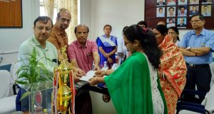 Bablu Santra's widow receiving cheque