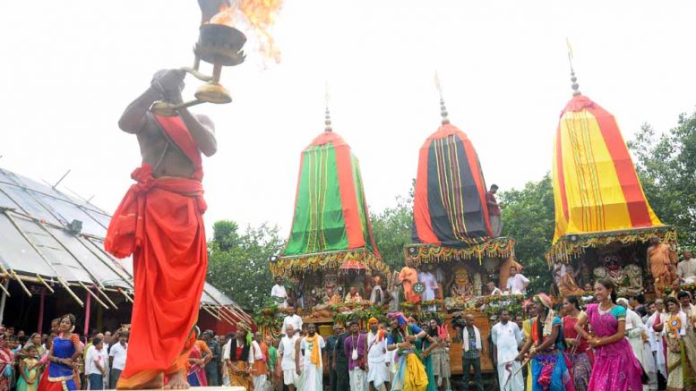 A monk performing aarti in front of the chariot of Lord Jagannath before commencement of the return journey in Mayapur on Monday. Picture by Pranab Debnath