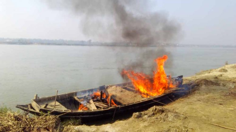 A boat of soil mafias set on fire in Methirdanga