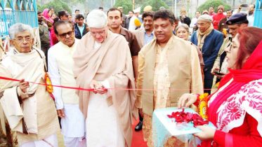 Gopalkrishna Gandhi inaugurating the main pavilion of the 21st Banga Sanskriti Utsav in Kalyani
