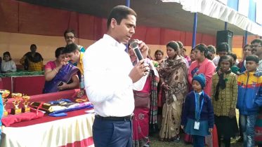 Nadia Superintendent of Police Rupesh Kumar speaking to parents at Krishnagar Public School ground on Sunday.