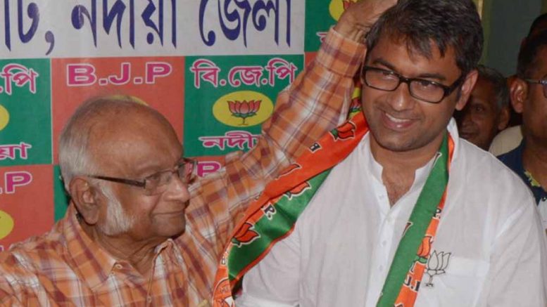 Satyabrata Mookherjee (Julu Babu) blesses BJP candidate Kalyan Chaubey