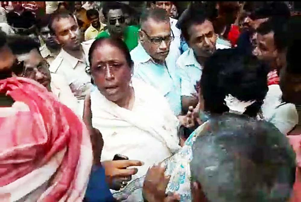 Rikta Kundu, Sankar Singh Mobbed By Party Workers