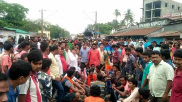 BJP supporters blocked railway tracks in Chakdah
